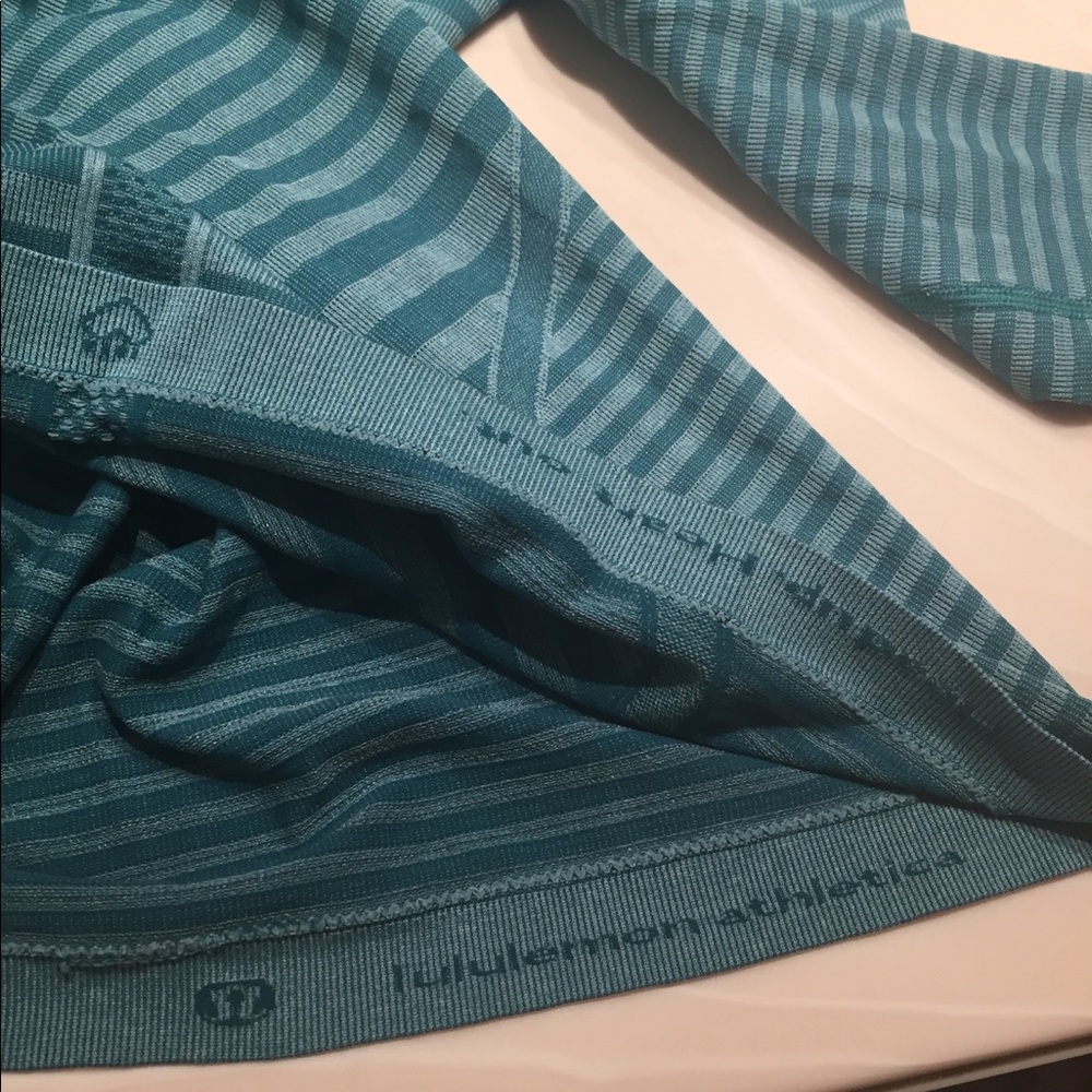 Lululemon long sleeve top with thumb holes Size 10